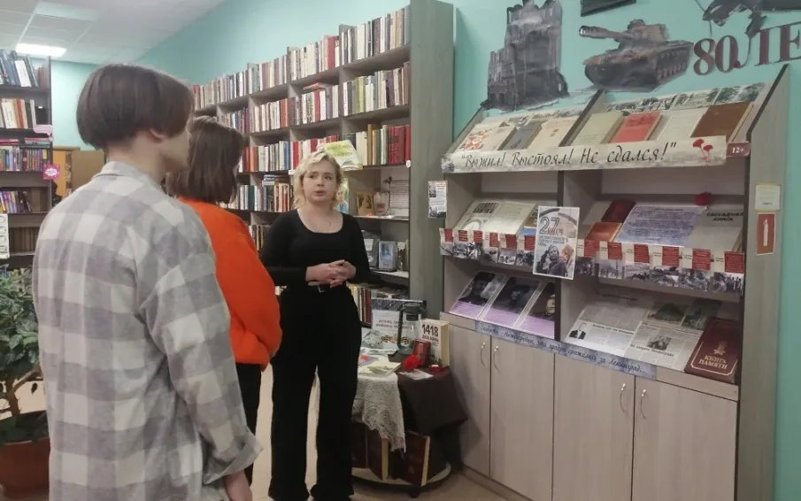 Сотрудники библиотеки провели патриотическую акцию «Вписан особою строкою Город-Герой Ленинград»